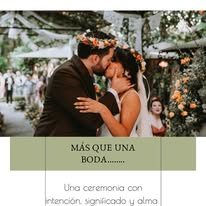 Pareja besándose durante ceremonia